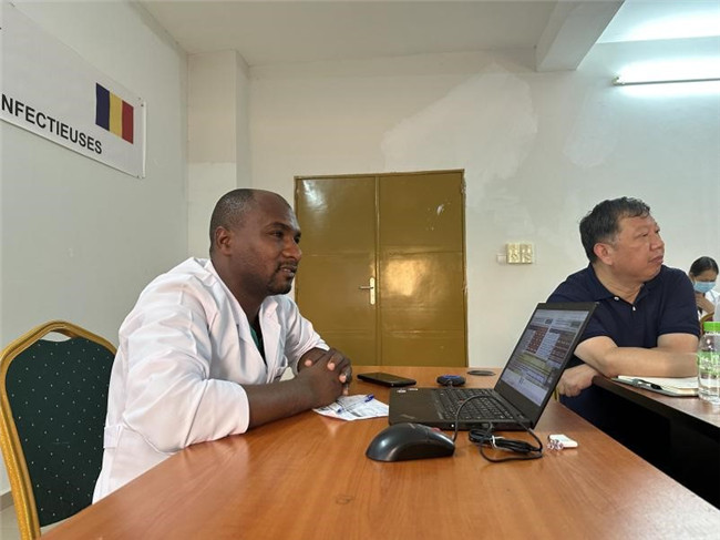 图为中乍友谊医院儿科主任伊萨·慕萨·玛哈杜授课。中国援乍得医疗队供图