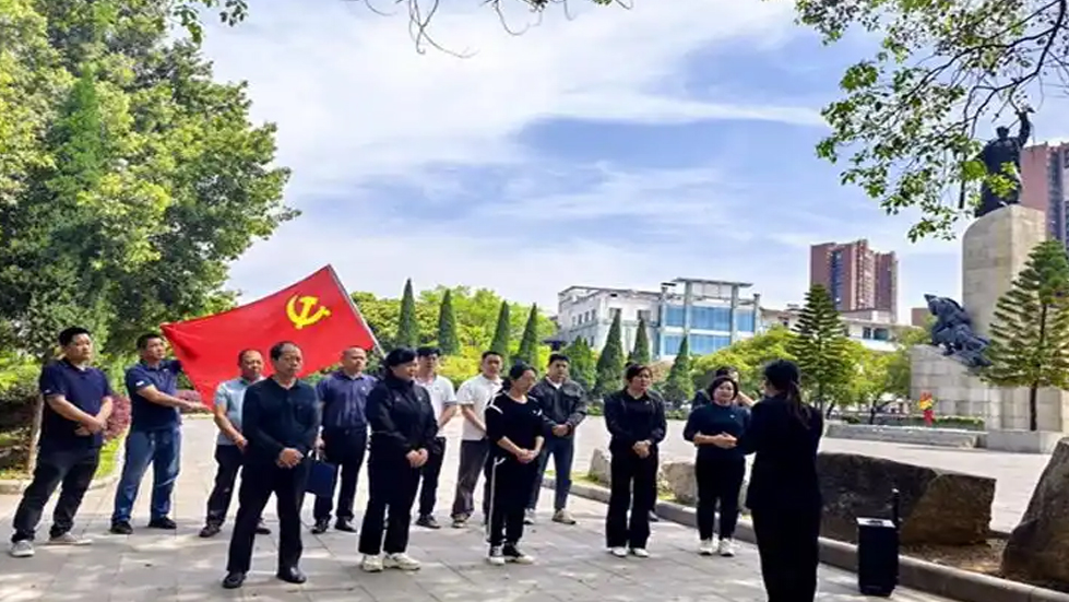 自觉做党的创新理论的笃信笃行者