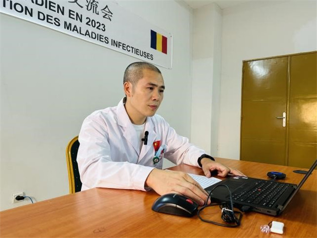 图为九江市第一人民医院传染科副主任医师黄文光授课。中国援乍得医疗队供图