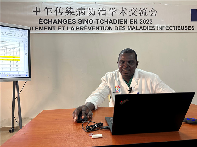 图为中乍友谊医院儿科护士长穆罕默德·阿米勒·阿里授课。中国援乍得医疗队供图