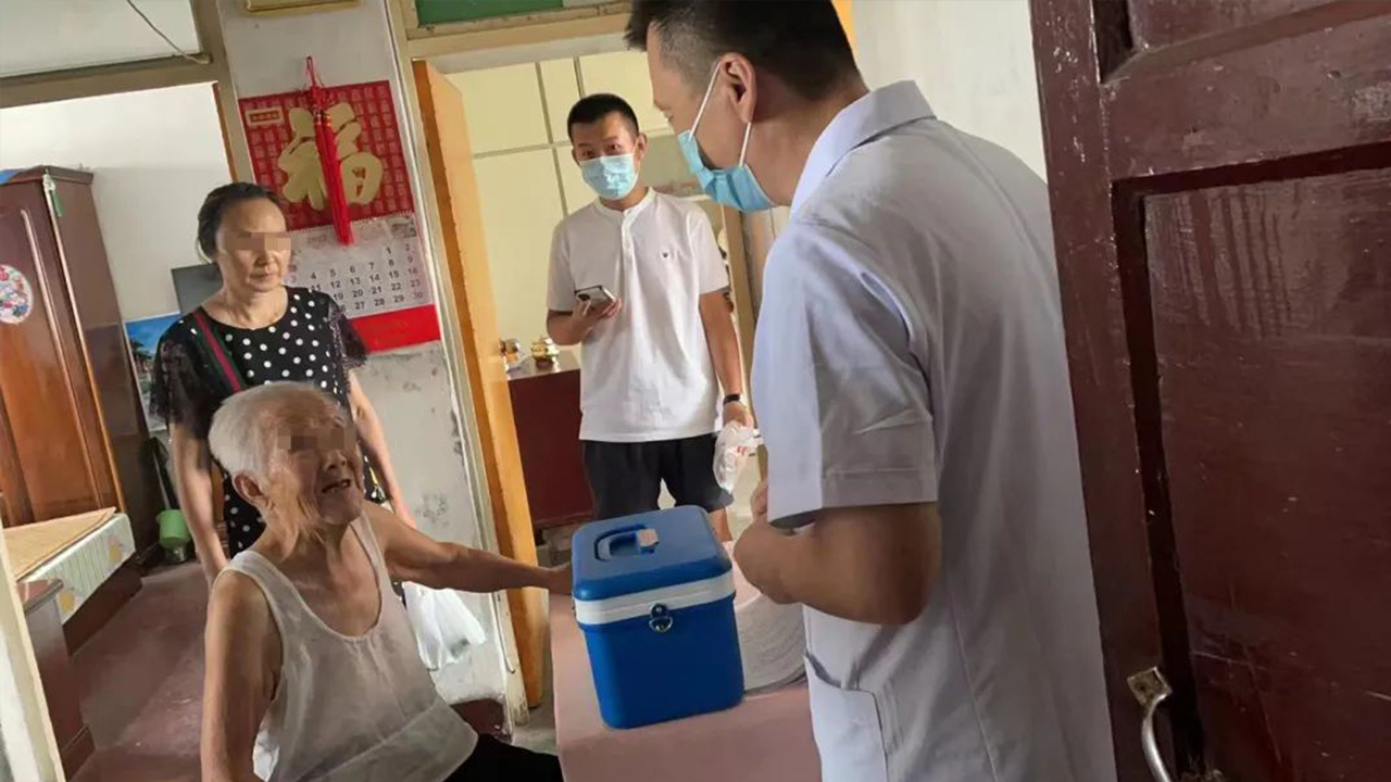 安心！送“苗”入户 太原市第七人民医院为老年人新冠疫苗接种保驾护航